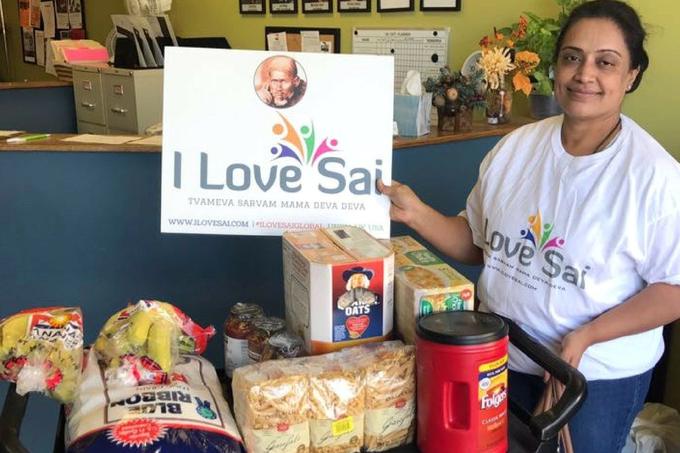 A volunteer with donated groceries in Illinois
